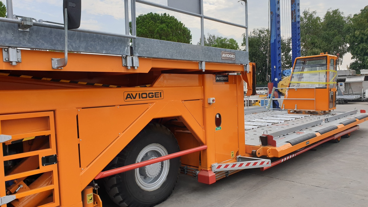 Main Deck Loader Aviogei 20 tons 2PU2000 - Utovarivač kontejnera/ Paleta: slika Main Deck Loader Aviogei 20 tons 2PU2000 - Utovarivač kontejnera/ Paleta Main Deck Loader Aviogei 20 tons 2PU2000 - Utovarivač kontejnera/ Paleta: slika Main Deck Loader Aviogei 20 tons 2PU2000 - Utovarivač kontejnera/ Paleta