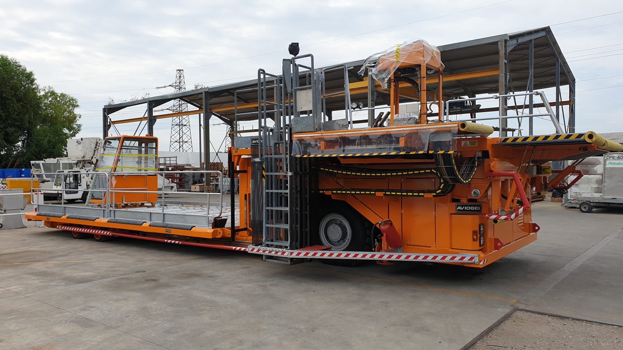 Main Deck Loader Aviogei 20 tons 2PU2000 - Utovarivač kontejnera/ Paleta: slika Main Deck Loader Aviogei 20 tons 2PU2000 - Utovarivač kontejnera/ Paleta Main Deck Loader Aviogei 20 tons 2PU2000 - Utovarivač kontejnera/ Paleta: slika Main Deck Loader Aviogei 20 tons 2PU2000 - Utovarivač kontejnera/ Paleta
