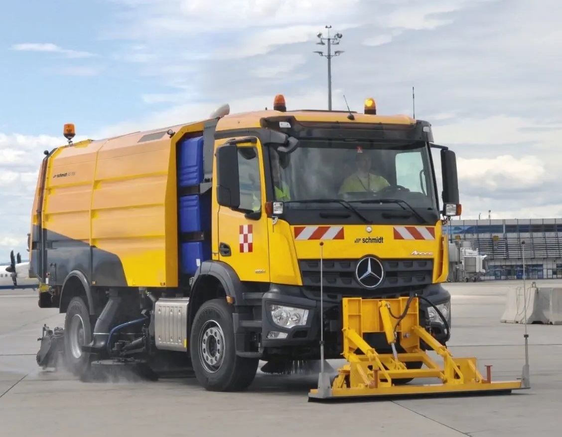 Runway Sweeper Schmidt AS990 - Cestovna čistilica: slika Runway Sweeper Schmidt AS990 - Cestovna čistilica Runway Sweeper Schmidt AS990 - Cestovna čistilica: slika Runway Sweeper Schmidt AS990 - Cestovna čistilica