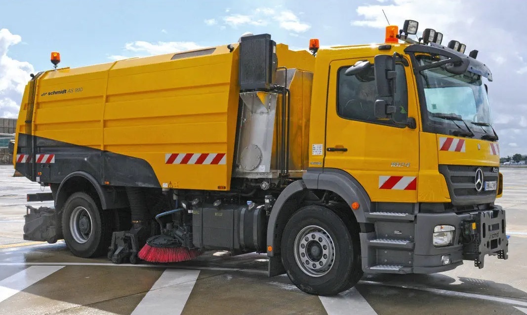 Runway Sweeper Schmidt AS990 - Cestovna čistilica: slika Runway Sweeper Schmidt AS990 - Cestovna čistilica Runway Sweeper Schmidt AS990 - Cestovna čistilica: slika Runway Sweeper Schmidt AS990 - Cestovna čistilica