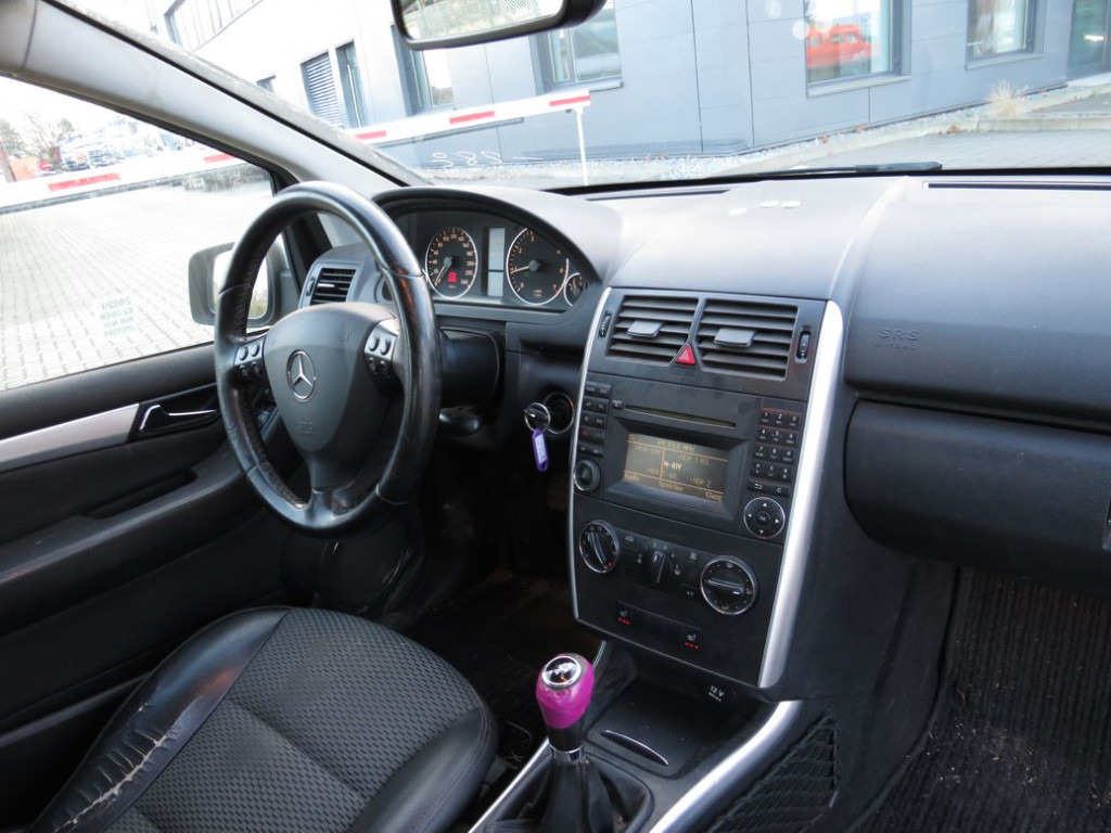 Kamion MERCEDES-BENZ A-Klasse 200 Avantgarde PKW: slika Kamion MERCEDES-BENZ A-Klasse 200 Avantgarde PKW