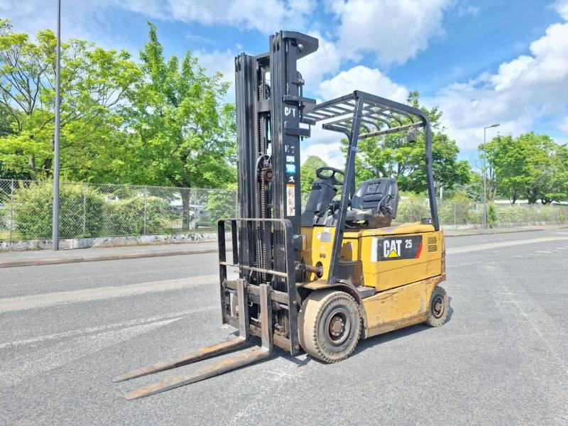 Caterpillar EP25KP - Električni viličar: slika Caterpillar EP25KP - Električni viličar Caterpillar EP25KP - Električni viličar: slika Caterpillar EP25KP - Električni viličar