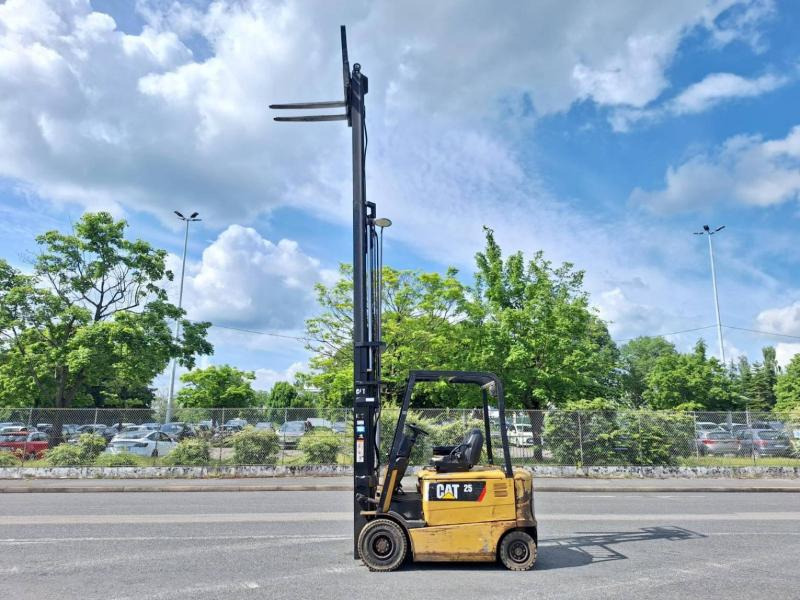 Caterpillar EP25KP - Električni viličar: slika Caterpillar EP25KP - Električni viličar Caterpillar EP25KP - Električni viličar: slika Caterpillar EP25KP - Električni viličar