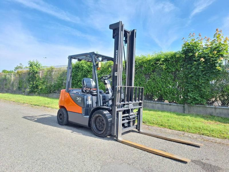 Doosan D30S 5 - Diesel viličar: slika Doosan D30S 5 - Diesel viličar Doosan D30S 5 - Diesel viličar: slika Doosan D30S 5 - Diesel viličar