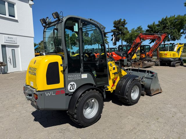 Wacker WL 25, Bj 23, 210 BH, Breitreifen Schaufel Gabel - Utovarivač na kotačima: slika Wacker WL 25, Bj 23, 210 BH, Breitreifen Schaufel Gabel - Utovarivač na kotačima Wacker WL 25, Bj 23, 210 BH, Breitreifen Schaufel Gabel - Utovarivač na kotačima: slika Wacker WL 25, Bj 23, 210 BH, Breitreifen Schaufel Gabel - Utovarivač na kotačima