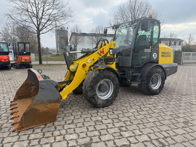 Wacker WL 70, Bj 21, 1625 BH, 122 PS, Schaufel Gabel Wacker WL 70, Bj 21, 1625 BH, 122 PS, Schaufel Gabel - Utovarivač na kotačima: slika Wacker WL 70, Bj 21, 1625 BH, 122 PS, Schaufel Gabel Wacker WL 70, Bj 21, 1625 BH, 122 PS, Schaufel Gabel - Utovarivač na kotačima Wacker WL 70, Bj 21, 1625 BH, 122 PS, Schaufel Gabel Wacker WL 70, Bj 21, 1625 BH, 122 PS, Schaufel Gabel - Utovarivač na kotačima: slika Wacker WL 70, Bj 21, 1625 BH, 122 PS, Schaufel Gabel Wacker WL 70, Bj 21, 1625 BH, 122 PS, Schaufel Gabel - Utovarivač na kotačima