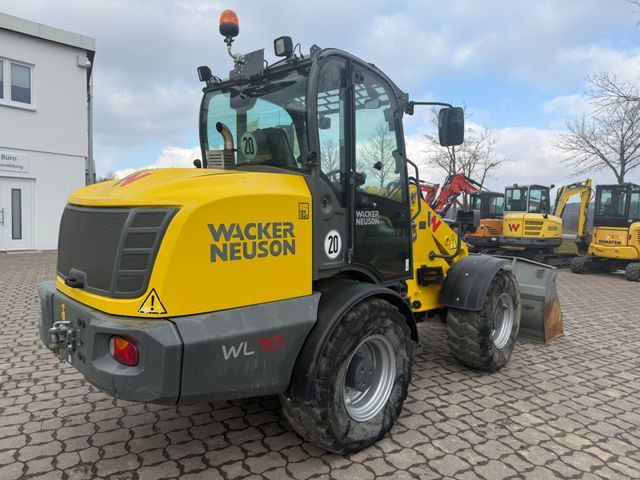 Wacker WL 70, Bj 21, 1625 BH, 122 PS, Schaufel Gabel Wacker WL 70, Bj 21, 1625 BH, 122 PS, Schaufel Gabel - Utovarivač na kotačima: slika Wacker WL 70, Bj 21, 1625 BH, 122 PS, Schaufel Gabel Wacker WL 70, Bj 21, 1625 BH, 122 PS, Schaufel Gabel - Utovarivač na kotačima Wacker WL 70, Bj 21, 1625 BH, 122 PS, Schaufel Gabel Wacker WL 70, Bj 21, 1625 BH, 122 PS, Schaufel Gabel - Utovarivač na kotačima: slika Wacker WL 70, Bj 21, 1625 BH, 122 PS, Schaufel Gabel Wacker WL 70, Bj 21, 1625 BH, 122 PS, Schaufel Gabel - Utovarivač na kotačima