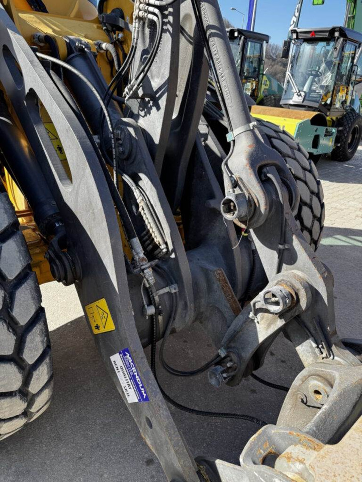 Volvo L90H - Utovarivač na kotačima: slika Volvo L90H - Utovarivač na kotačima Volvo L90H - Utovarivač na kotačima: slika Volvo L90H - Utovarivač na kotačima