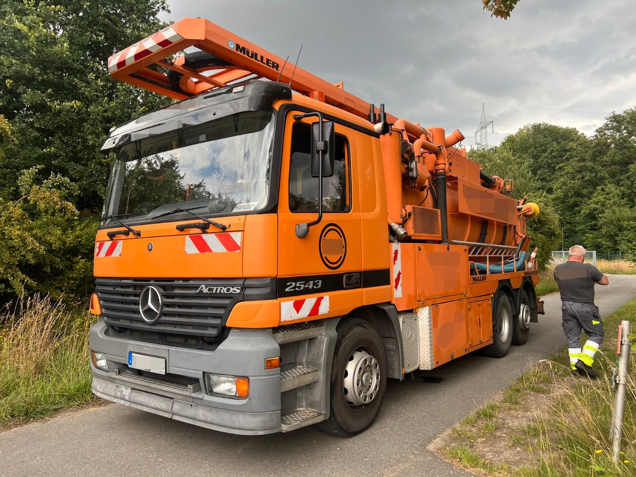 Mercedes-Benz Actros 2543 6x2 Kanalreiniger MÜLLER 12.000 L - Vakum kamion: slika Mercedes-Benz Actros 2543 6x2 Kanalreiniger MÜLLER 12.000 L - Vakum kamion Mercedes-Benz Actros 2543 6x2 Kanalreiniger MÜLLER 12.000 L - Vakum kamion: slika Mercedes-Benz Actros 2543 6x2 Kanalreiniger MÜLLER 12.000 L - Vakum kamion