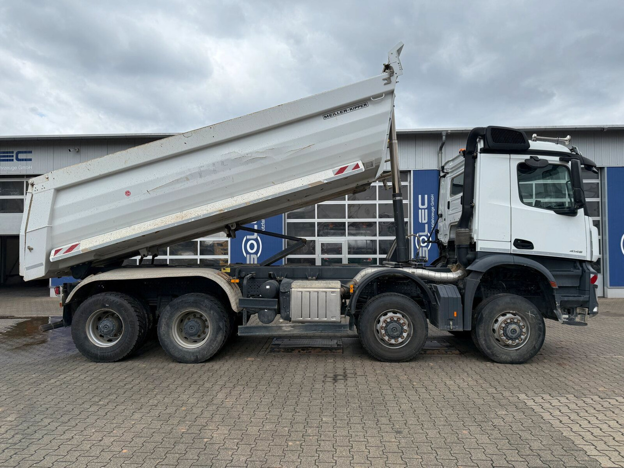 Mercedes-Benz Arocs 4145 8x8 Muldenkipper MEILLER - Utovarivač s proklizavajućim upravljanjem: slika Mercedes-Benz Arocs 4145 8x8 Muldenkipper MEILLER - Utovarivač s proklizavajućim upravljanjem Mercedes-Benz Arocs 4145 8x8 Muldenkipper MEILLER - Utovarivač s proklizavajućim upravljanjem: slika Mercedes-Benz Arocs 4145 8x8 Muldenkipper MEILLER - Utovarivač s proklizavajućim upravljanjem