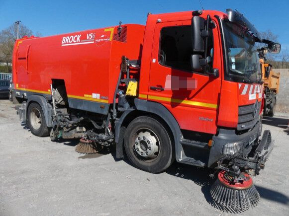 Mercedes-Benz Atego 1324 4x2 Kehrmaschine BROCK HD Anlage - Cestovna čistilica: slika Mercedes-Benz Atego 1324 4x2 Kehrmaschine BROCK HD Anlage - Cestovna čistilica Mercedes-Benz Atego 1324 4x2 Kehrmaschine BROCK HD Anlage - Cestovna čistilica: slika Mercedes-Benz Atego 1324 4x2 Kehrmaschine BROCK HD Anlage - Cestovna čistilica
