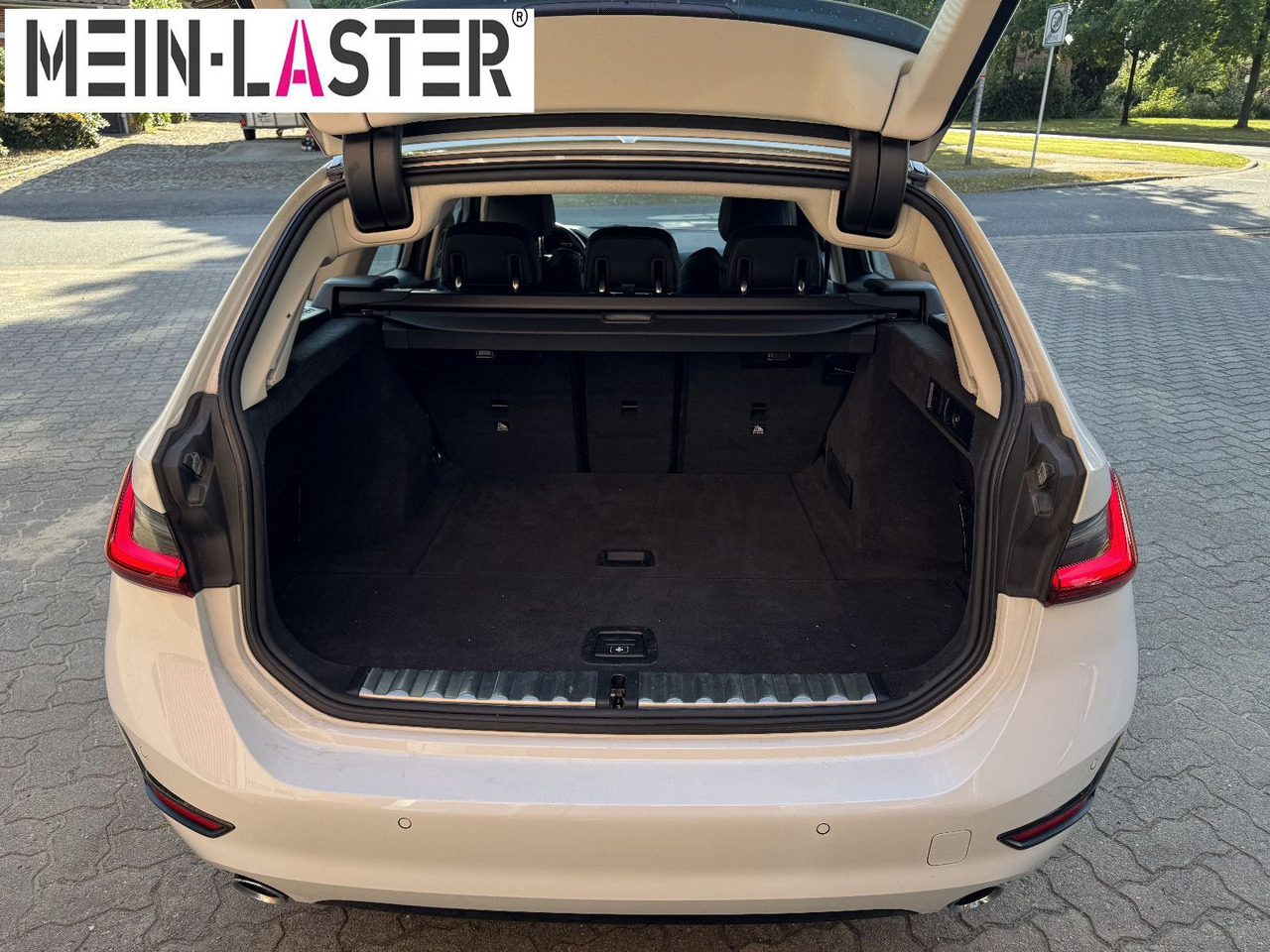Karavan BMW 320 d xDrive touring Sport Line shadow AHK: slika Karavan BMW 320 d xDrive touring Sport Line shadow AHK