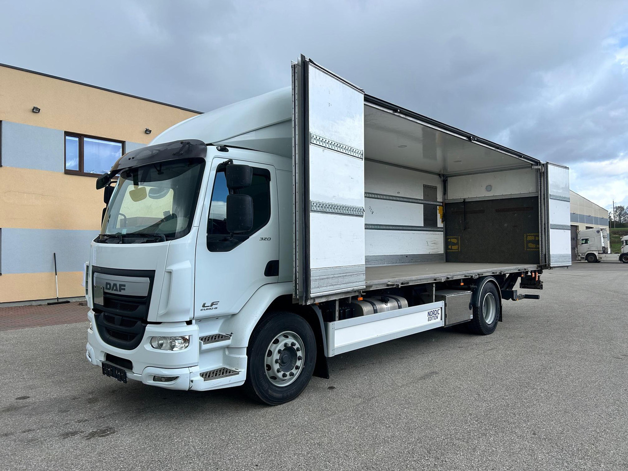 DAF LF320 - Kamion sandučar: slika DAF LF320 - Kamion sandučar DAF LF320 - Kamion sandučar: slika DAF LF320 - Kamion sandučar
