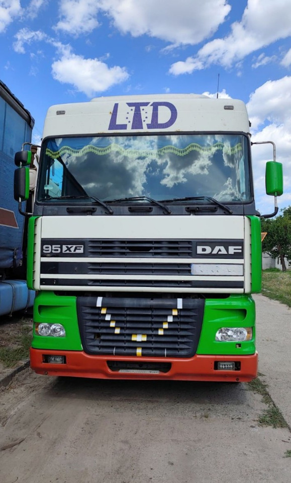 DAF XF95.430 - Tegljač: slika DAF XF95.430 - Tegljač DAF XF95.430 - Tegljač: slika DAF XF95.430 - Tegljač