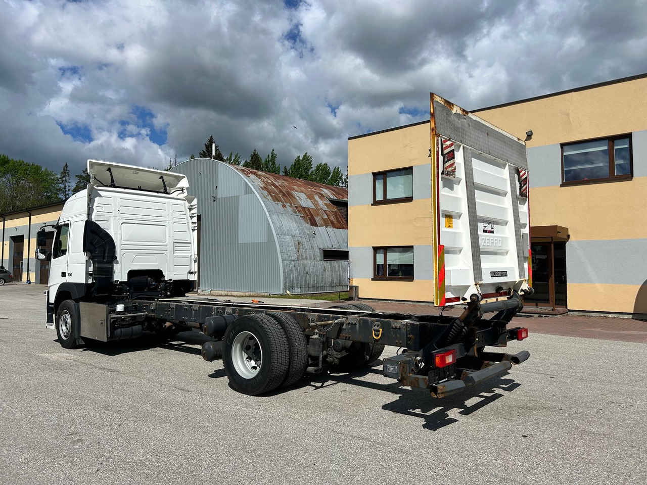 VOLVO FM330 - Kamion-šasija: slika VOLVO FM330 - Kamion-šasija VOLVO FM330 - Kamion-šasija: slika VOLVO FM330 - Kamion-šasija