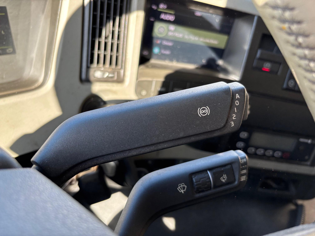 Kamion hladnjača VOLVO FM330: slika Kamion hladnjača VOLVO FM330