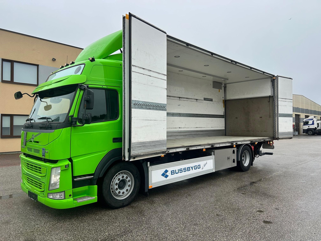 VOLVO FM330 - Kamion sandučar: slika VOLVO FM330 - Kamion sandučar VOLVO FM330 - Kamion sandučar: slika VOLVO FM330 - Kamion sandučar