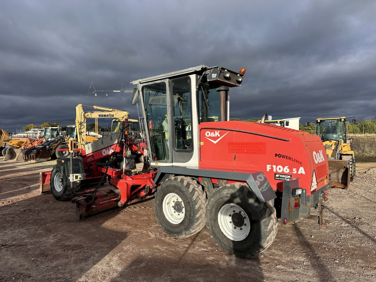 O&K F 106.5 - 6x6 Laser Topcon- Klima Cummins 6 Zyl. - Grejder: slika O&K F 106.5 - 6x6 Laser Topcon- Klima Cummins 6 Zyl. - Grejder O&K F 106.5 - 6x6 Laser Topcon- Klima Cummins 6 Zyl. - Grejder: slika O&K F 106.5 - 6x6 Laser Topcon- Klima Cummins 6 Zyl. - Grejder