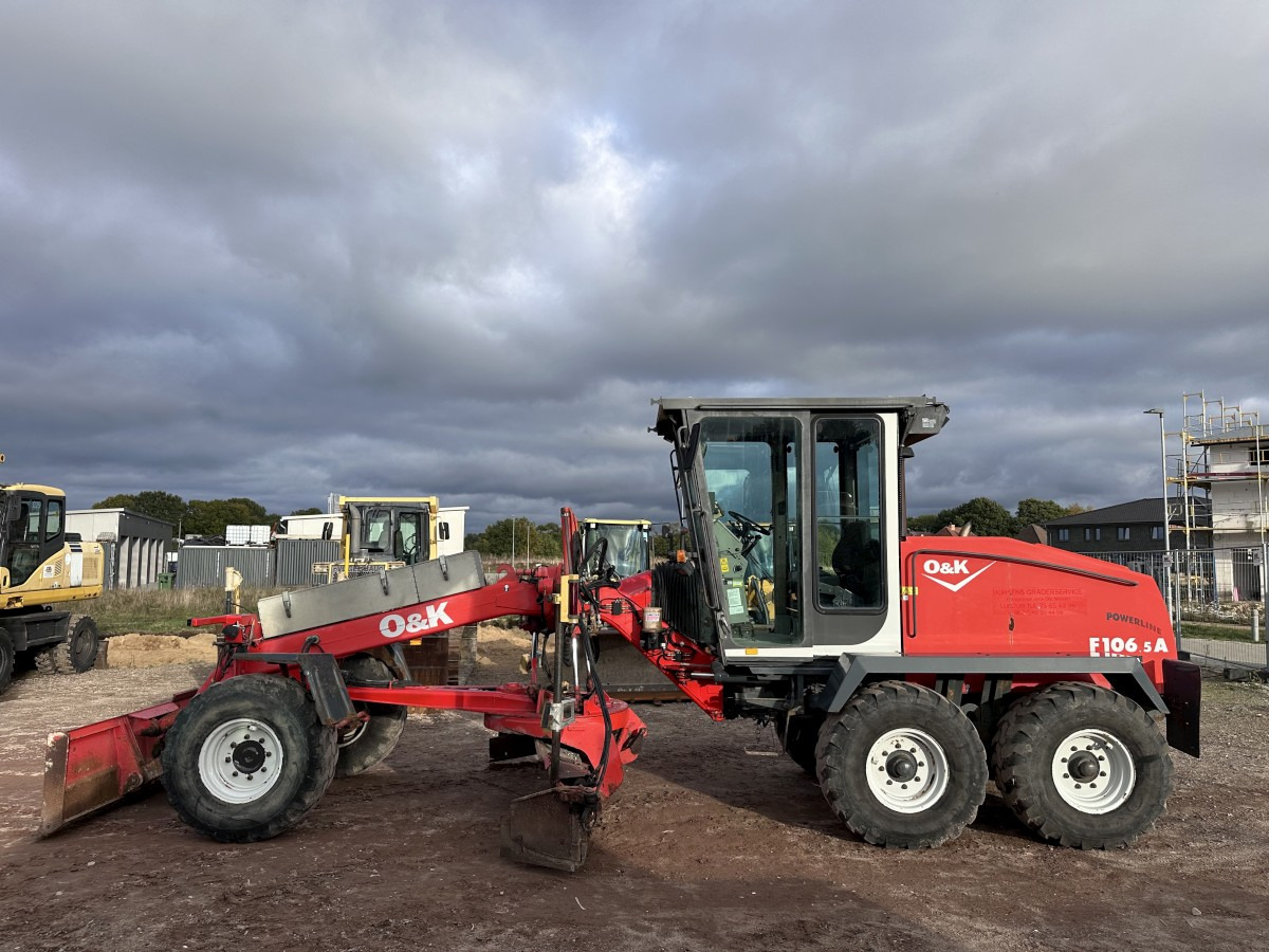 O&K F 106.5 - 6x6 Laser Topcon- Klima Cummins 6 Zyl. - Grejder: slika O&K F 106.5 - 6x6 Laser Topcon- Klima Cummins 6 Zyl. - Grejder O&K F 106.5 - 6x6 Laser Topcon- Klima Cummins 6 Zyl. - Grejder: slika O&K F 106.5 - 6x6 Laser Topcon- Klima Cummins 6 Zyl. - Grejder