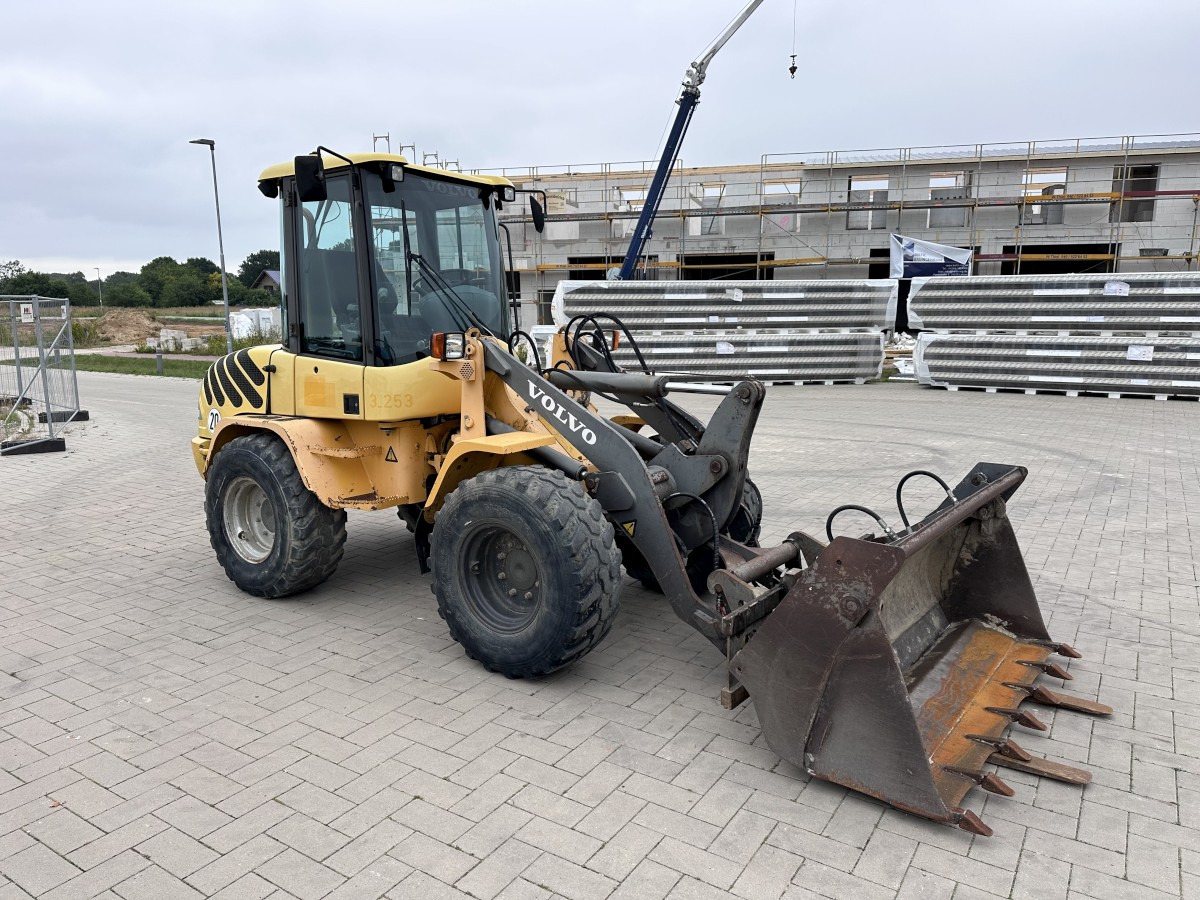 VOLVO L 30 B PRO 3er Kreis Klappschaufel+Palettengabel - Utovarivač na kotačima: slika VOLVO L 30 B PRO 3er Kreis Klappschaufel+Palettengabel - Utovarivač na kotačima VOLVO L 30 B PRO 3er Kreis Klappschaufel+Palettengabel - Utovarivač na kotačima: slika VOLVO L 30 B PRO 3er Kreis Klappschaufel+Palettengabel - Utovarivač na kotačima