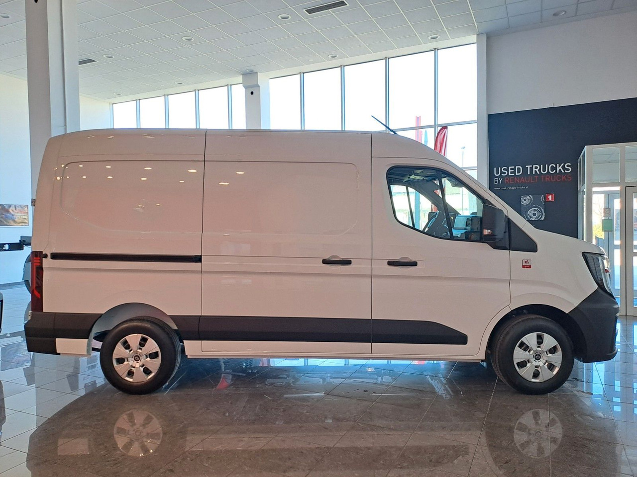 Renault Master L2H2 150 - NAV Klimaaut. Holzb. 270° - Furgon: slika Renault Master L2H2 150 - NAV Klimaaut. Holzb. 270° - Furgon Renault Master L2H2 150 - NAV Klimaaut. Holzb. 270° - Furgon: slika Renault Master L2H2 150 - NAV Klimaaut. Holzb. 270° - Furgon