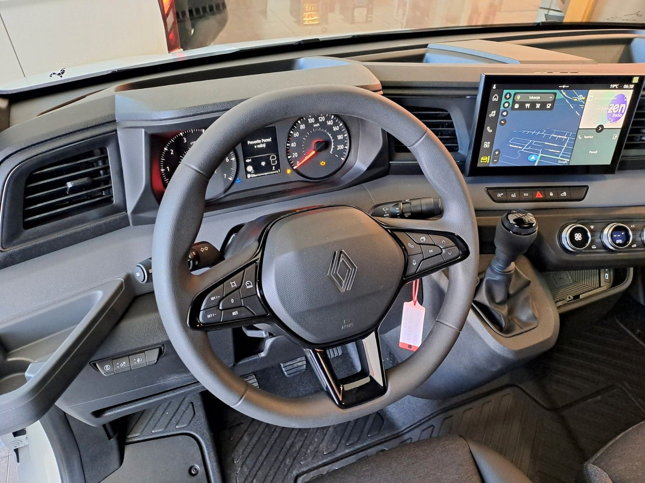 Renault Master L2H2 150 - NAV Klimaaut. Holzb. 270° - Furgon: slika Renault Master L2H2 150 - NAV Klimaaut. Holzb. 270° - Furgon Renault Master L2H2 150 - NAV Klimaaut. Holzb. 270° - Furgon: slika Renault Master L2H2 150 - NAV Klimaaut. Holzb. 270° - Furgon