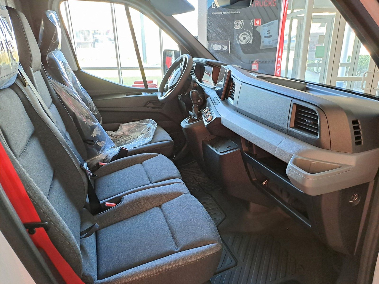 Renault Master L2H2 150 - NAV Klimaaut. Holzb. 270° - Furgon: slika Renault Master L2H2 150 - NAV Klimaaut. Holzb. 270° - Furgon Renault Master L2H2 150 - NAV Klimaaut. Holzb. 270° - Furgon: slika Renault Master L2H2 150 - NAV Klimaaut. Holzb. 270° - Furgon