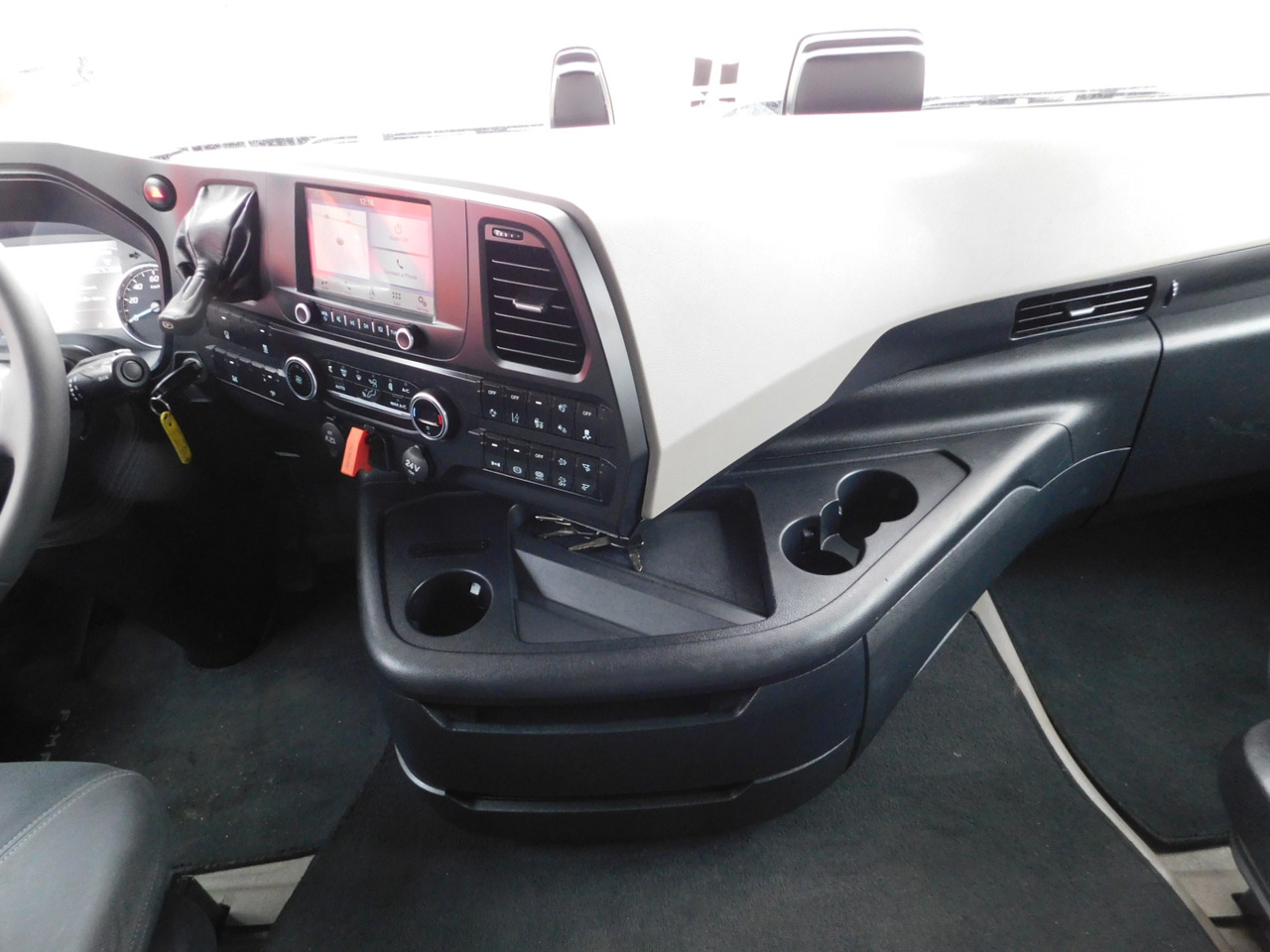 Tegljač Ford F max 4x2 scab e6 12s2620: slika Tegljač Ford F max 4x2 scab e6 12s2620