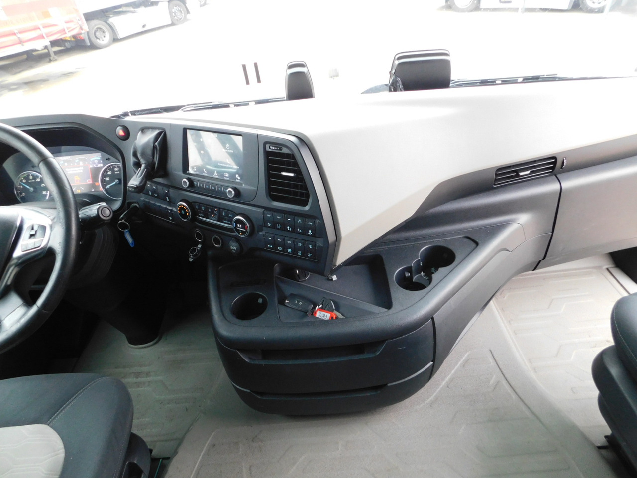 Tegljač Ford F max ll 4x2 scab e6 12tx2620: slika Tegljač Ford F max ll 4x2 scab e6 12tx2620