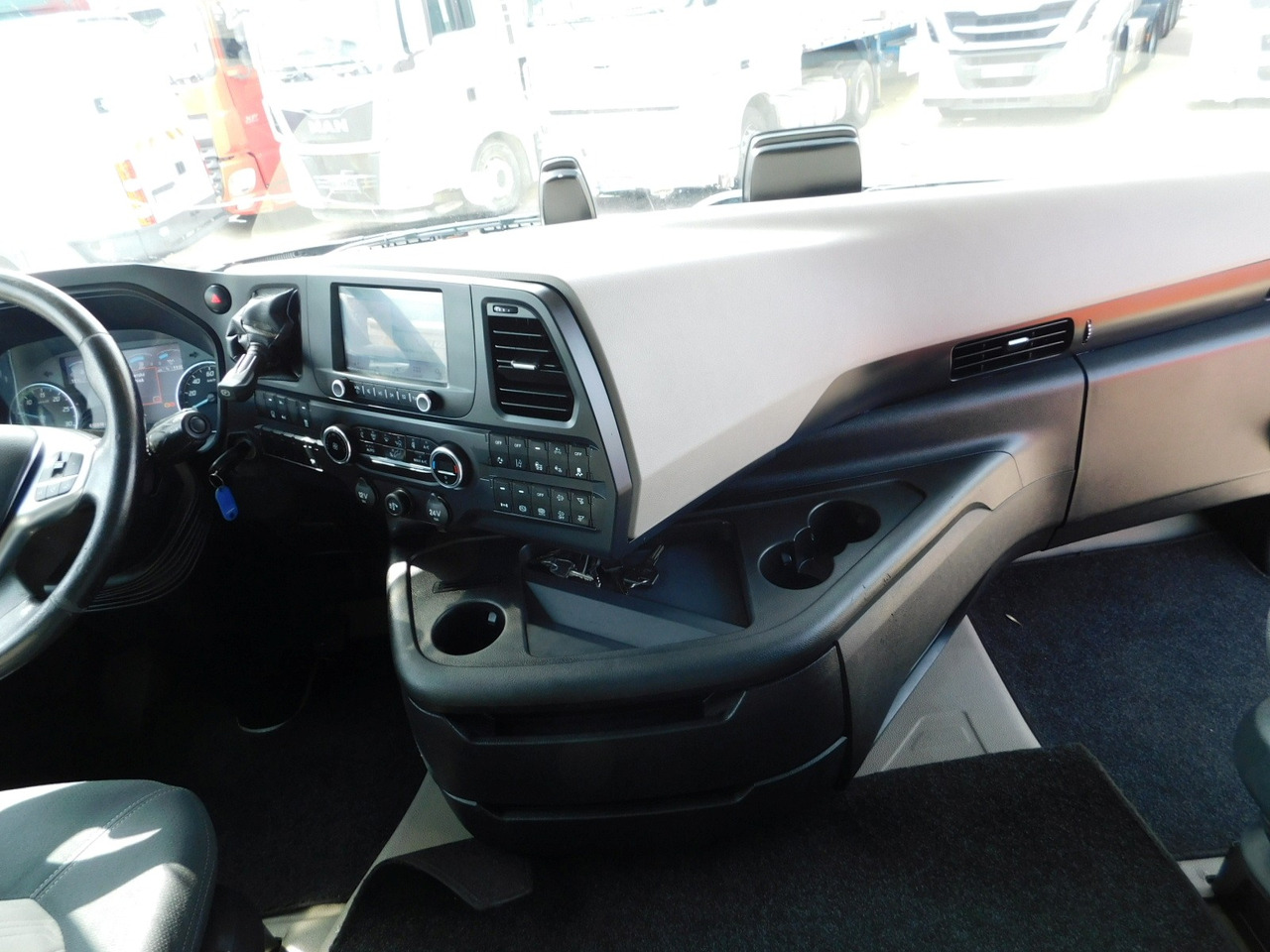 Tegljač Ford F max ll 4x2 scab e6 12tx2620: slika Tegljač Ford F max ll 4x2 scab e6 12tx2620