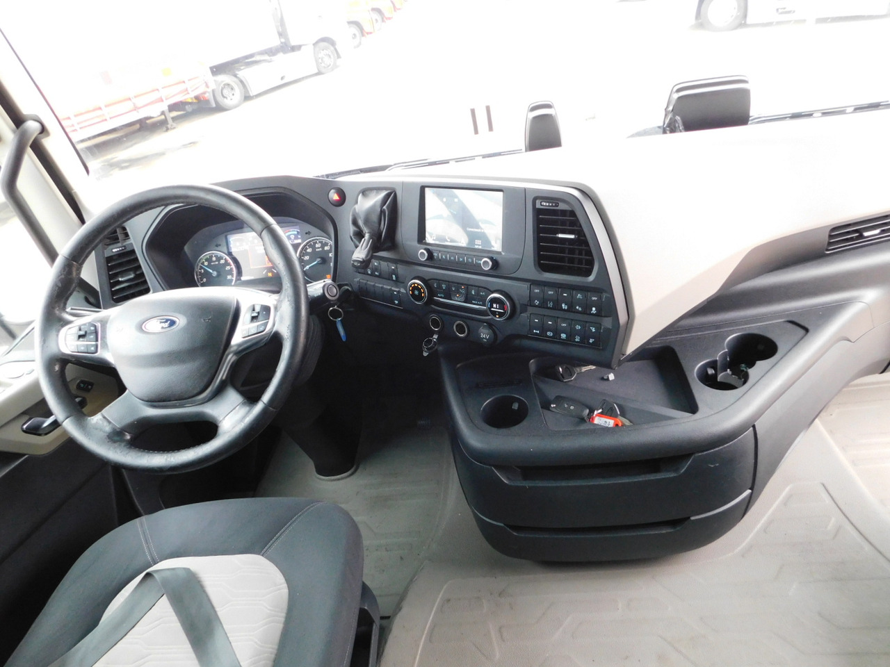Tegljač Ford F max ll 4x2 scab e6 12tx2620: slika Tegljač Ford F max ll 4x2 scab e6 12tx2620