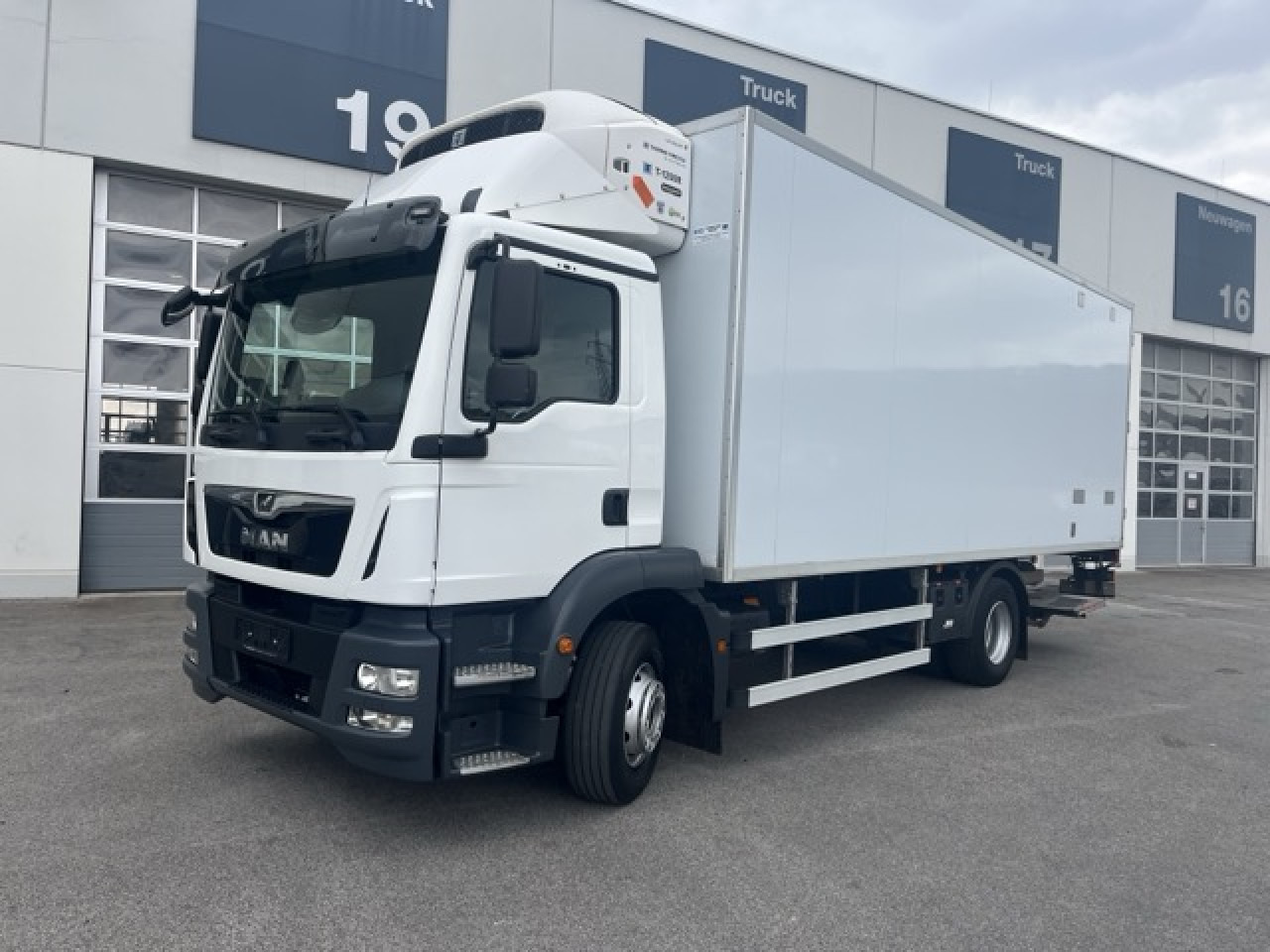 MAN TGM 15.290 4x2 LL Tiefkühler ATP möglich Euro6 - Dostavno vozilo hladnjača: slika MAN TGM 15.290 4x2 LL Tiefkühler ATP möglich Euro6 - Dostavno vozilo hladnjača MAN TGM 15.290 4x2 LL Tiefkühler ATP möglich Euro6 - Dostavno vozilo hladnjača: slika MAN TGM 15.290 4x2 LL Tiefkühler ATP möglich Euro6 - Dostavno vozilo hladnjača