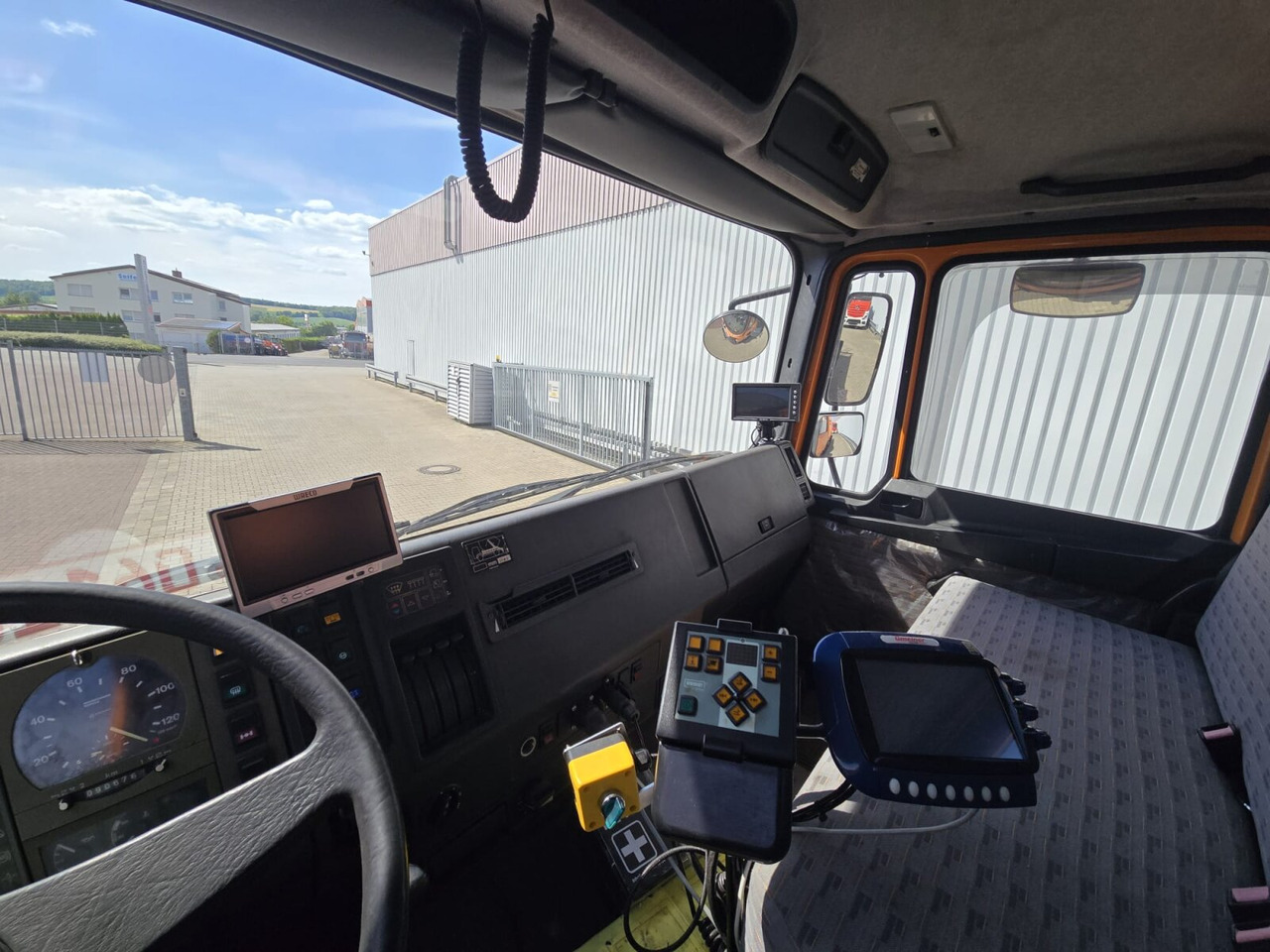 MAN F10 26.272 6x6 F10 26.272 6x6, F90 - Kamion-šasija: slika MAN F10 26.272 6x6 F10 26.272 6x6, F90 - Kamion-šasija MAN F10 26.272 6x6 F10 26.272 6x6, F90 - Kamion-šasija: slika MAN F10 26.272 6x6 F10 26.272 6x6, F90 - Kamion-šasija