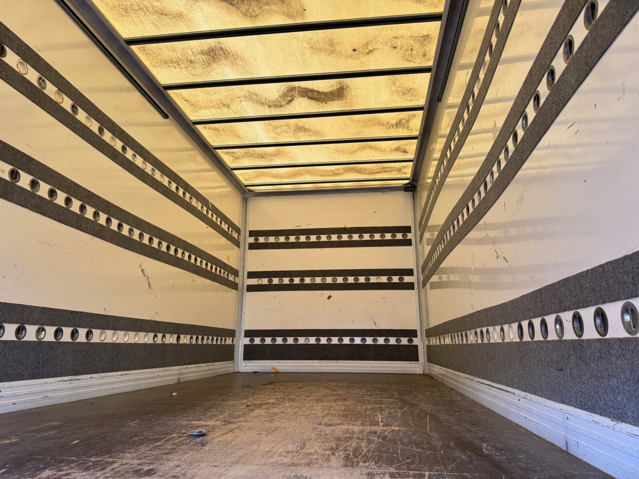 Kamion sandučar MAN TGL 8.150 4x2 BL TGL 8.150 4x2 BL, Möbelkoffer mit Rolltor: slika Kamion sandučar MAN TGL 8.150 4x2 BL TGL 8.150 4x2 BL, Möbelkoffer mit Rolltor