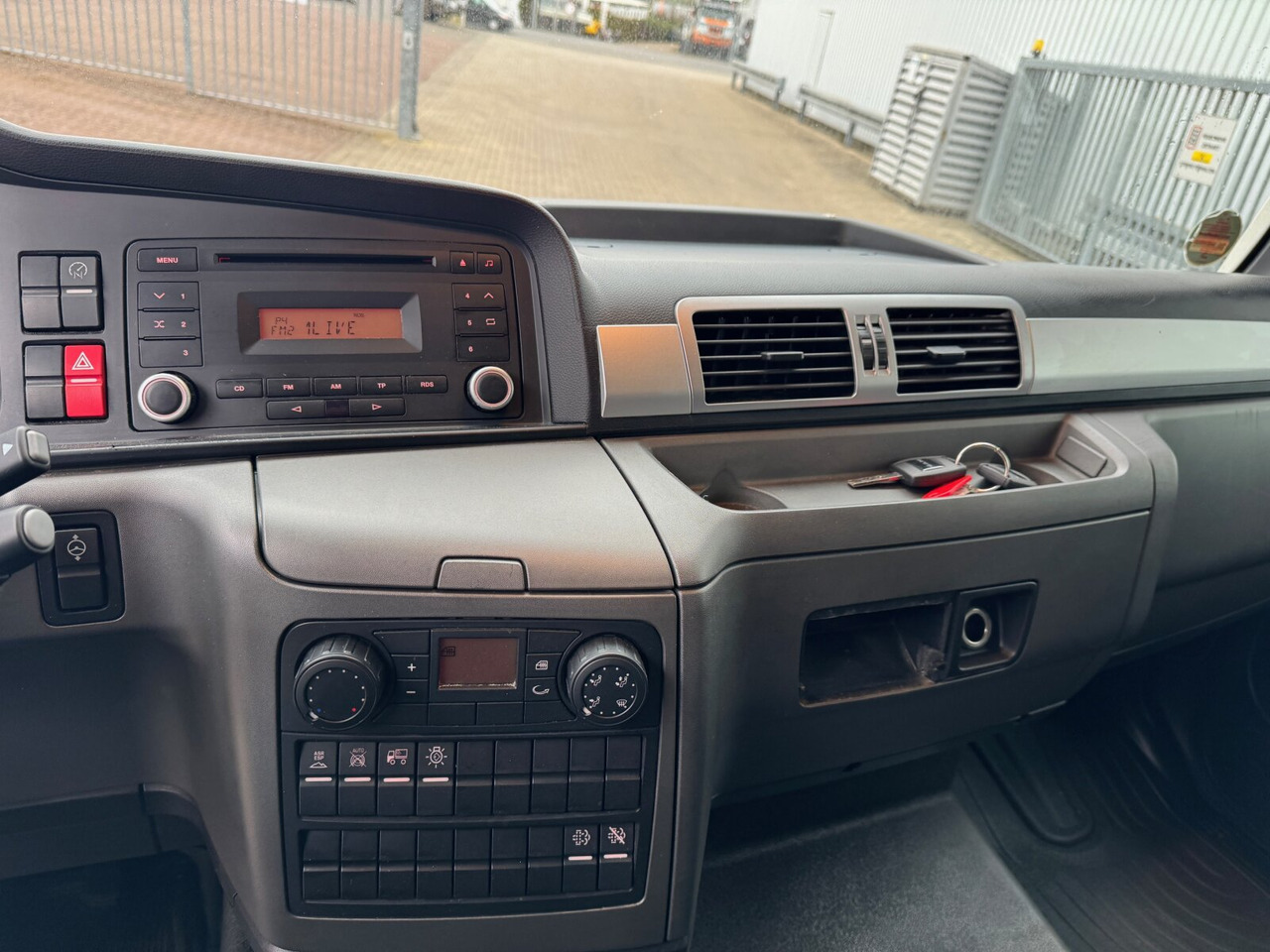 Kamion sandučar MAN TGL 8.150 4x2 BL TGL 8.150 4x2 BL, Möbelkoffer mit Rolltor: slika Kamion sandučar MAN TGL 8.150 4x2 BL TGL 8.150 4x2 BL, Möbelkoffer mit Rolltor