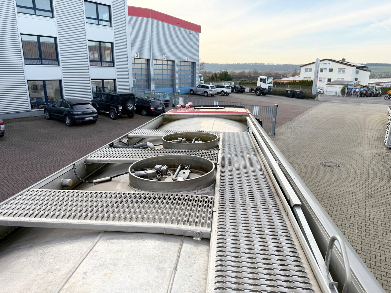 MAN TGS 26.400 6x2-4 LL TGS 26.400 6x2-4 LL, Lenk-/Lift, Navi, ADR, Esterer Tank ca. 19270l, 2 Kammern, Funk - Kamion cisterna: slika MAN TGS 26.400 6x2-4 LL TGS 26.400 6x2-4 LL, Lenk-/Lift, Navi, ADR, Esterer Tank ca. 19270l, 2 Kammern, Funk - Kamion cisterna MAN TGS 26.400 6x2-4 LL TGS 26.400 6x2-4 LL, Lenk-/Lift, Navi, ADR, Esterer Tank ca. 19270l, 2 Kammern, Funk - Kamion cisterna: slika MAN TGS 26.400 6x2-4 LL TGS 26.400 6x2-4 LL, Lenk-/Lift, Navi, ADR, Esterer Tank ca. 19270l, 2 Kammern, Funk - Kamion cisterna