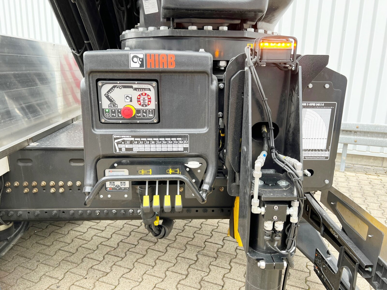 MAN TGX 26.510 6x2-4 LL CH TGX 26.510 6x2-4 LL, Kran Hiab X-HiPro 548 E-8, Lenk-/Liftachse, TwistLock 20Fuß, Funk, Retarder - Kamion s kranom, Kamion s otvorenim sandukom: slika MAN TGX 26.510 6x2-4 LL CH TGX 26.510 6x2-4 LL, Kran Hiab X-HiPro 548 E-8, Lenk-/Liftachse, TwistLock 20Fuß, Funk, Retarder - Kamion s kranom, Kamion s otvorenim sandukom MAN TGX 26.510 6x2-4 LL CH TGX 26.510 6x2-4 LL, Kran Hiab X-HiPro 548 E-8, Lenk-/Liftachse, TwistLock 20Fuß, Funk, Retarder - Kamion s kranom, Kamion s otvorenim sandukom: slika MAN TGX 26.510 6x2-4 LL CH TGX 26.510 6x2-4 LL, Kran Hiab X-HiPro 548 E-8, Lenk-/Liftachse, TwistLock 20Fuß, Funk, Retarder - Kamion s kranom, Kamion s otvorenim sandukom