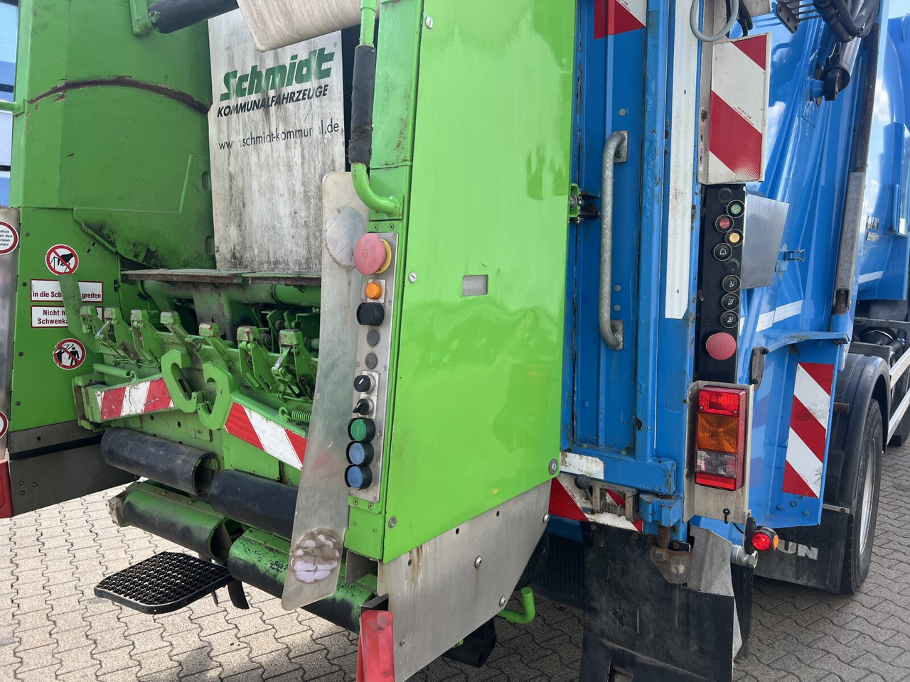 Mercedes-Benz Actros 2032 LA 4x4 Actros 2032 LA 4x4, Faun Variopress 310 ca. 10m³, Zöller Schüttung - Kamion za odvoz smeća: slika Mercedes-Benz Actros 2032 LA 4x4 Actros 2032 LA 4x4, Faun Variopress 310 ca. 10m³, Zöller Schüttung - Kamion za odvoz smeća Mercedes-Benz Actros 2032 LA 4x4 Actros 2032 LA 4x4, Faun Variopress 310 ca. 10m³, Zöller Schüttung - Kamion za odvoz smeća: slika Mercedes-Benz Actros 2032 LA 4x4 Actros 2032 LA 4x4, Faun Variopress 310 ca. 10m³, Zöller Schüttung - Kamion za odvoz smeća