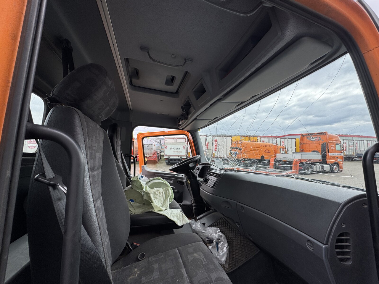 Kamion-šasija, Kamion s kranom Mercedes-Benz Atego 1023 A 4x4 mit Unfallschaden! Atego 1023 A 4x4, Einzelbereifung, Heckkran Palfinger PK4501-B, Funk, UNFALLSCHADEN!: slika Kamion-šasija, Kamion s kranom Mercedes-Benz Atego 1023 A 4x4 mit Unfallschaden! Atego 1023 A 4x4, Einzelbereifung, Heckkran Palfinger PK4501-B, Funk, UNFALLSCHADEN!