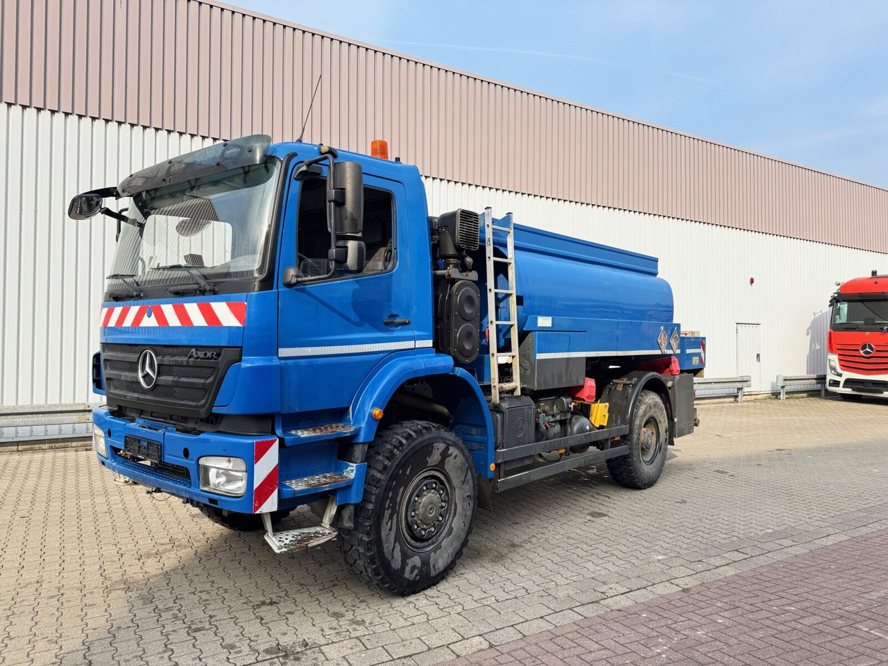 Mercedes-Benz Axor 1829 A 4x4 Axor 1829 A 4x4, Willig Tank ca. 8500l, 2 Kammern - Kamion cisterna: slika Mercedes-Benz Axor 1829 A 4x4 Axor 1829 A 4x4, Willig Tank ca. 8500l, 2 Kammern - Kamion cisterna Mercedes-Benz Axor 1829 A 4x4 Axor 1829 A 4x4, Willig Tank ca. 8500l, 2 Kammern - Kamion cisterna: slika Mercedes-Benz Axor 1829 A 4x4 Axor 1829 A 4x4, Willig Tank ca. 8500l, 2 Kammern - Kamion cisterna