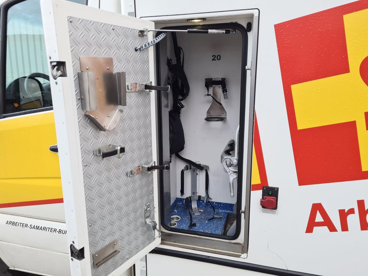 Mercedes-Benz Sprinter 516 CDI 4x2 Sprinter 516 CDI 4x2, Rettungswagen - Furgon: slika Mercedes-Benz Sprinter 516 CDI 4x2 Sprinter 516 CDI 4x2, Rettungswagen - Furgon Mercedes-Benz Sprinter 516 CDI 4x2 Sprinter 516 CDI 4x2, Rettungswagen - Furgon: slika Mercedes-Benz Sprinter 516 CDI 4x2 Sprinter 516 CDI 4x2, Rettungswagen - Furgon