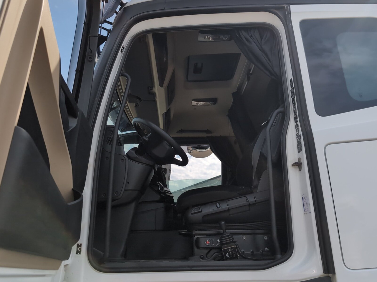 Mercedes-Benz Actros 2148 LS 4x4 HAD Actros 2148 LS 4x4 HAD, Retarder, Navi, MultimediaCockpit, Hydraulik - Tegljač: slika Mercedes-Benz Actros 2148 LS 4x4 HAD Actros 2148 LS 4x4 HAD, Retarder, Navi, MultimediaCockpit, Hydraulik - Tegljač Mercedes-Benz Actros 2148 LS 4x4 HAD Actros 2148 LS 4x4 HAD, Retarder, Navi, MultimediaCockpit, Hydraulik - Tegljač: slika Mercedes-Benz Actros 2148 LS 4x4 HAD Actros 2148 LS 4x4 HAD, Retarder, Navi, MultimediaCockpit, Hydraulik - Tegljač