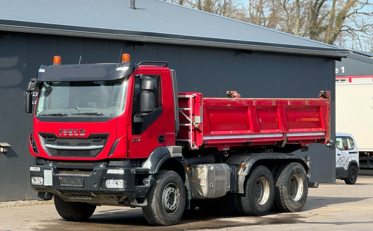 Trakker AD260T45 6x4 Trakker AD260T45 6x4, Bordmatik - Kiper: slika Trakker AD260T45 6x4 Trakker AD260T45 6x4, Bordmatik - Kiper Trakker AD260T45 6x4 Trakker AD260T45 6x4, Bordmatik - Kiper: slika Trakker AD260T45 6x4 Trakker AD260T45 6x4, Bordmatik - Kiper