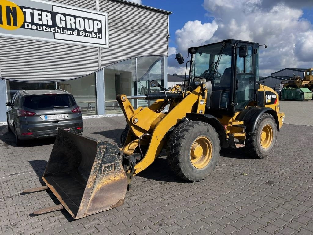 CAT 908M EPA+CE - Utovarivač na kotačima: slika CAT 908M EPA+CE - Utovarivač na kotačima CAT 908M EPA+CE - Utovarivač na kotačima: slika CAT 908M EPA+CE - Utovarivač na kotačima