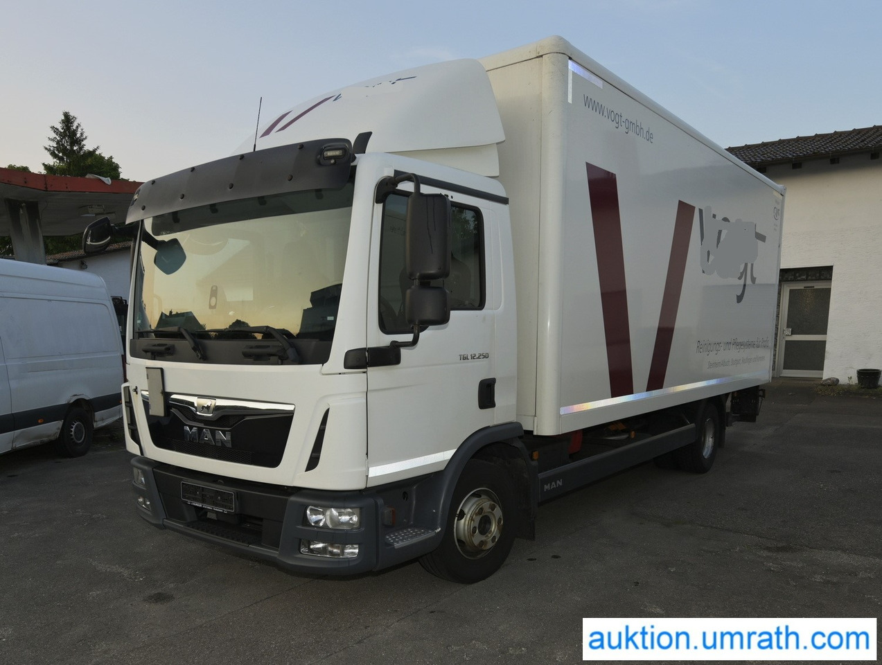 MAN (V182) TGL 12.250 4x2 L/BL Koffer Ladebordwand Klimaautomatik NAVI Luftfederung Automatikgetriebe EURO 6 - Kamion sandučar: slika MAN (V182) TGL 12.250 4x2 L/BL Koffer Ladebordwand Klimaautomatik NAVI Luftfederung Automatikgetriebe EURO 6 - Kamion sandučar MAN (V182) TGL 12.250 4x2 L/BL Koffer Ladebordwand Klimaautomatik NAVI Luftfederung Automatikgetriebe EURO 6 - Kamion sandučar: slika MAN (V182) TGL 12.250 4x2 L/BL Koffer Ladebordwand Klimaautomatik NAVI Luftfederung Automatikgetriebe EURO 6 - Kamion sandučar