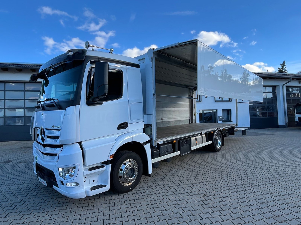 Mercedes-Benz Antos 1836 Klappwand Getränkekoffer beheizt - Kamion za prijevoz pića: slika Mercedes-Benz Antos 1836 Klappwand Getränkekoffer beheizt - Kamion za prijevoz pića Mercedes-Benz Antos 1836 Klappwand Getränkekoffer beheizt - Kamion za prijevoz pića: slika Mercedes-Benz Antos 1836 Klappwand Getränkekoffer beheizt - Kamion za prijevoz pića