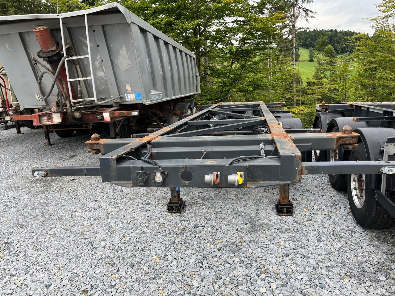 Schwarzmüller S1 R-Serie Tank Chassis ADR SAF Alufelgen - Transporter kontejnera/ Poluprikolica s izmjenjivim sanducima: slika Schwarzmüller S1 R-Serie Tank Chassis ADR SAF Alufelgen - Transporter kontejnera/ Poluprikolica s izmjenjivim sanducima Schwarzmüller S1 R-Serie Tank Chassis ADR SAF Alufelgen - Transporter kontejnera/ Poluprikolica s izmjenjivim sanducima: slika Schwarzmüller S1 R-Serie Tank Chassis ADR SAF Alufelgen - Transporter kontejnera/ Poluprikolica s izmjenjivim sanducima