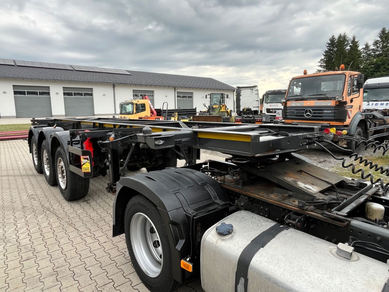 Schwarzmüller S1 R-Serie Tank Chassis ADR SAF Alufelgen - Transporter kontejnera/ Poluprikolica s izmjenjivim sanducima: slika Schwarzmüller S1 R-Serie Tank Chassis ADR SAF Alufelgen - Transporter kontejnera/ Poluprikolica s izmjenjivim sanducima Schwarzmüller S1 R-Serie Tank Chassis ADR SAF Alufelgen - Transporter kontejnera/ Poluprikolica s izmjenjivim sanducima: slika Schwarzmüller S1 R-Serie Tank Chassis ADR SAF Alufelgen - Transporter kontejnera/ Poluprikolica s izmjenjivim sanducima