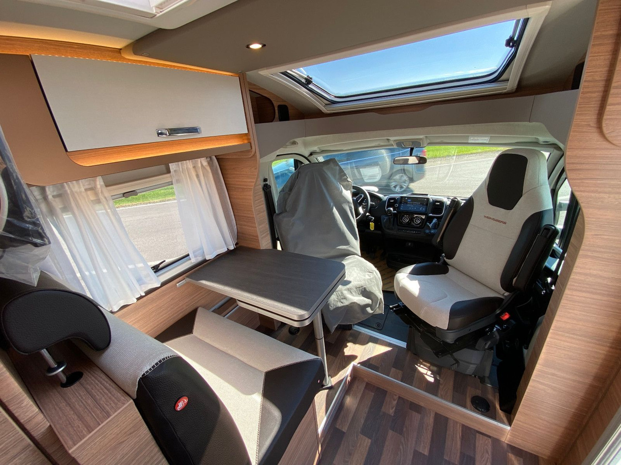 Poluintegrirani kamper Weinsberg CaraCompact 600 MEG EDITION [PEPPER]   Automatik: slika Poluintegrirani kamper Weinsberg CaraCompact 600 MEG EDITION [PEPPER]   Automatik
