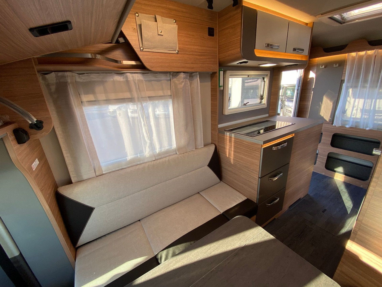 Poluintegrirani kamper Weinsberg X-Cursion Van Edition 500 LT,  Automatik,AHK: slika Poluintegrirani kamper Weinsberg X-Cursion Van Edition 500 LT,  Automatik,AHK